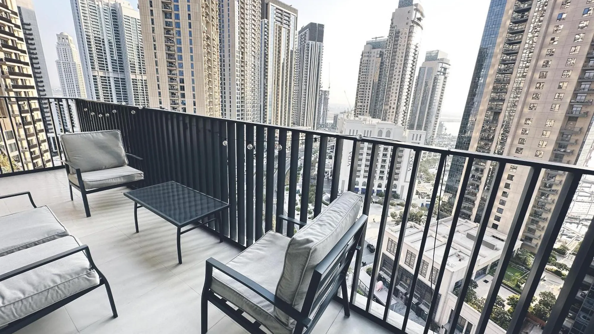 Coastal Charm - Fully Furnished 2-Bedroom Apartment With Spectacular Views By Petals Holiday Homes Dubai