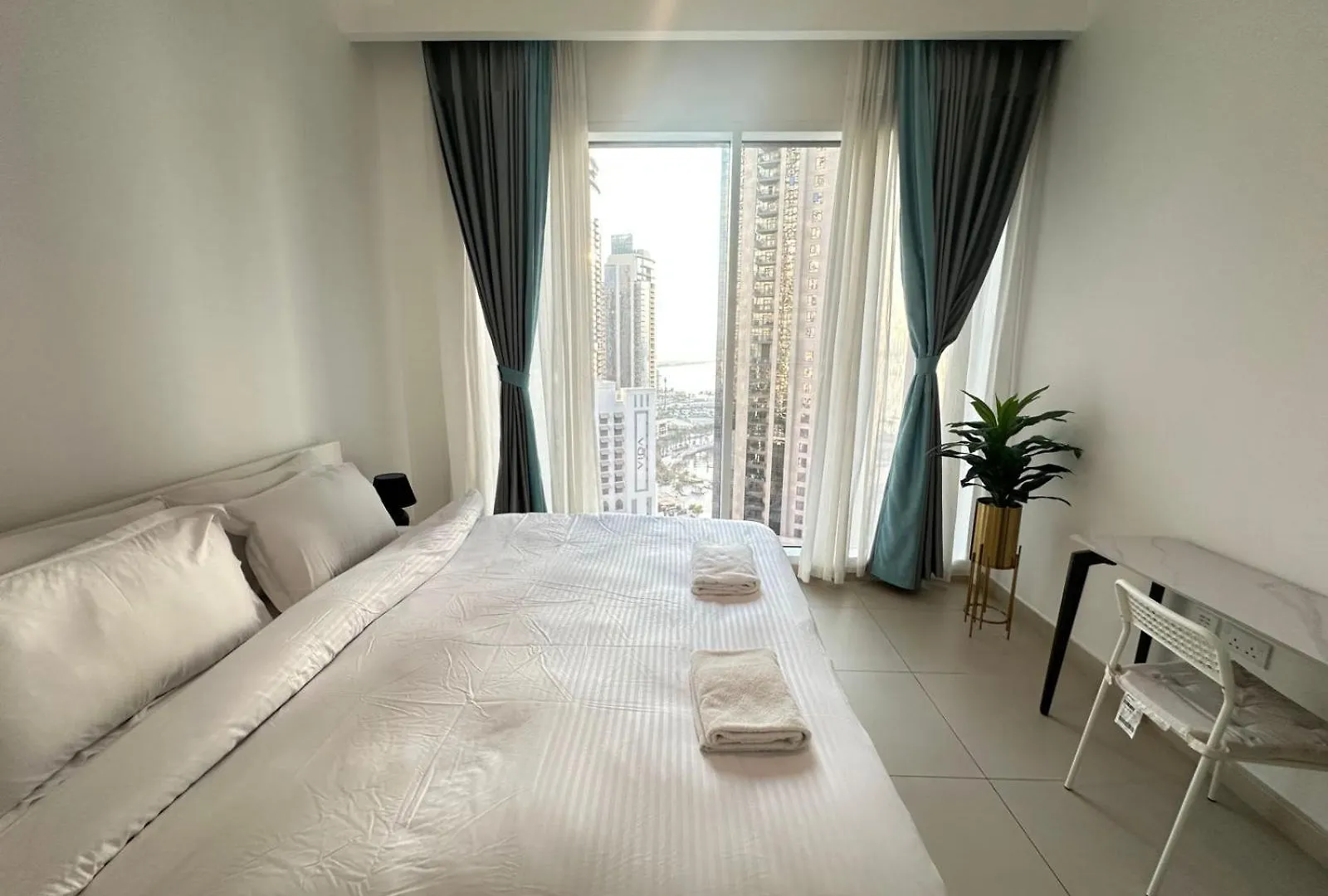 Coastal Charm - Fully Furnished 2-Bedroom Apartment With Spectacular Views By Petals Holiday Homes Dubai