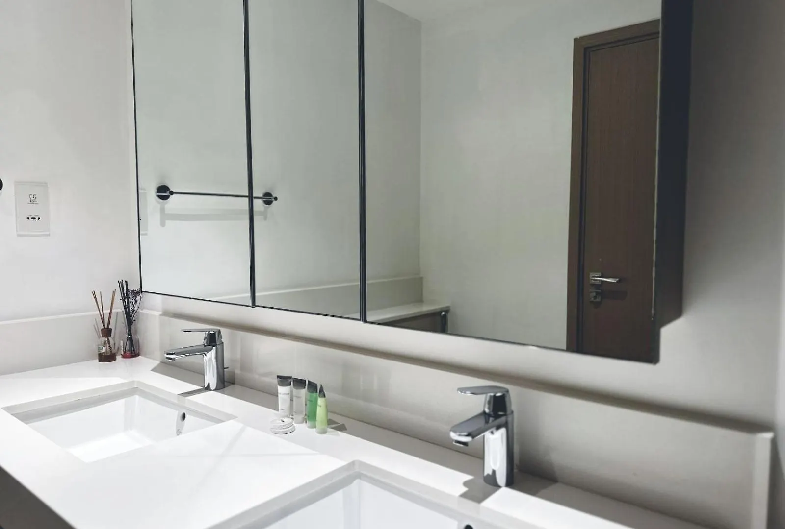 Coastal Charm - Fully Furnished 2-Bedroom Apartment With Spectacular Views By Petals Holiday Homes Dubai