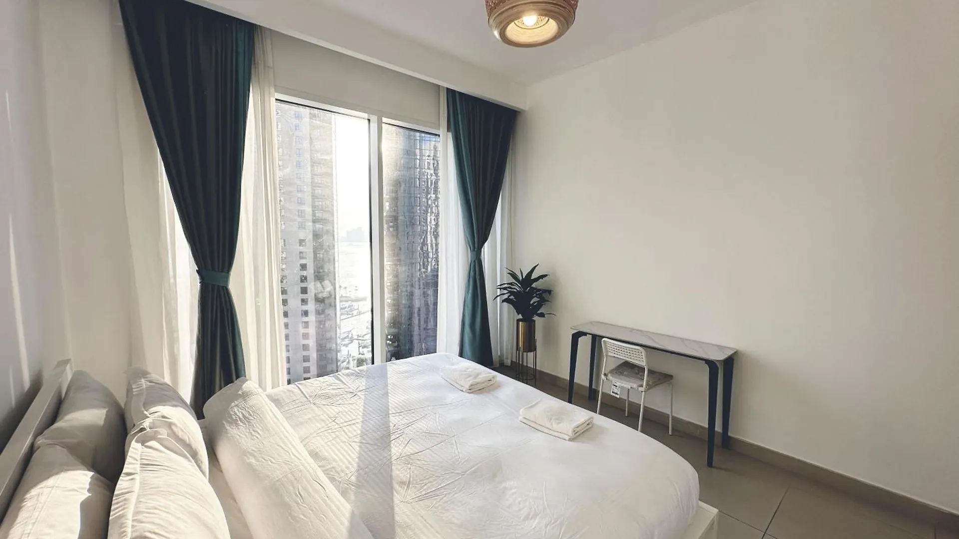 Coastal Charm - Fully Furnished 2-Bedroom Apartment With Spectacular Views By Petals Holiday Homes Dubai