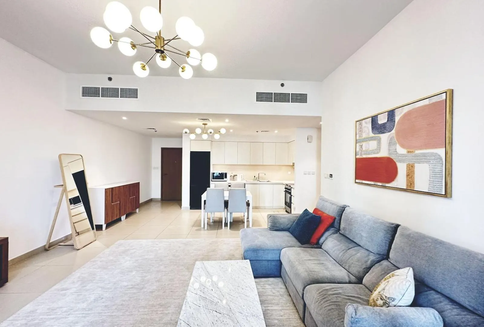 Coastal Charm - Fully Furnished 2-Bedroom Apartment With Spectacular Views By Petals Holiday Homes Dubai