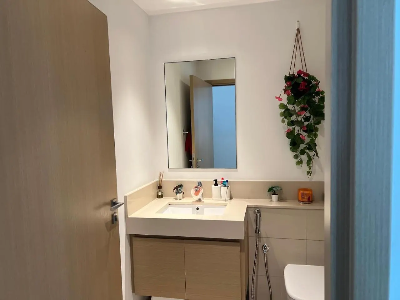 Coastal Charm - Fully Furnished 2-Bedroom Apartment With Spectacular Views By Petals Holiday Homes Dubai