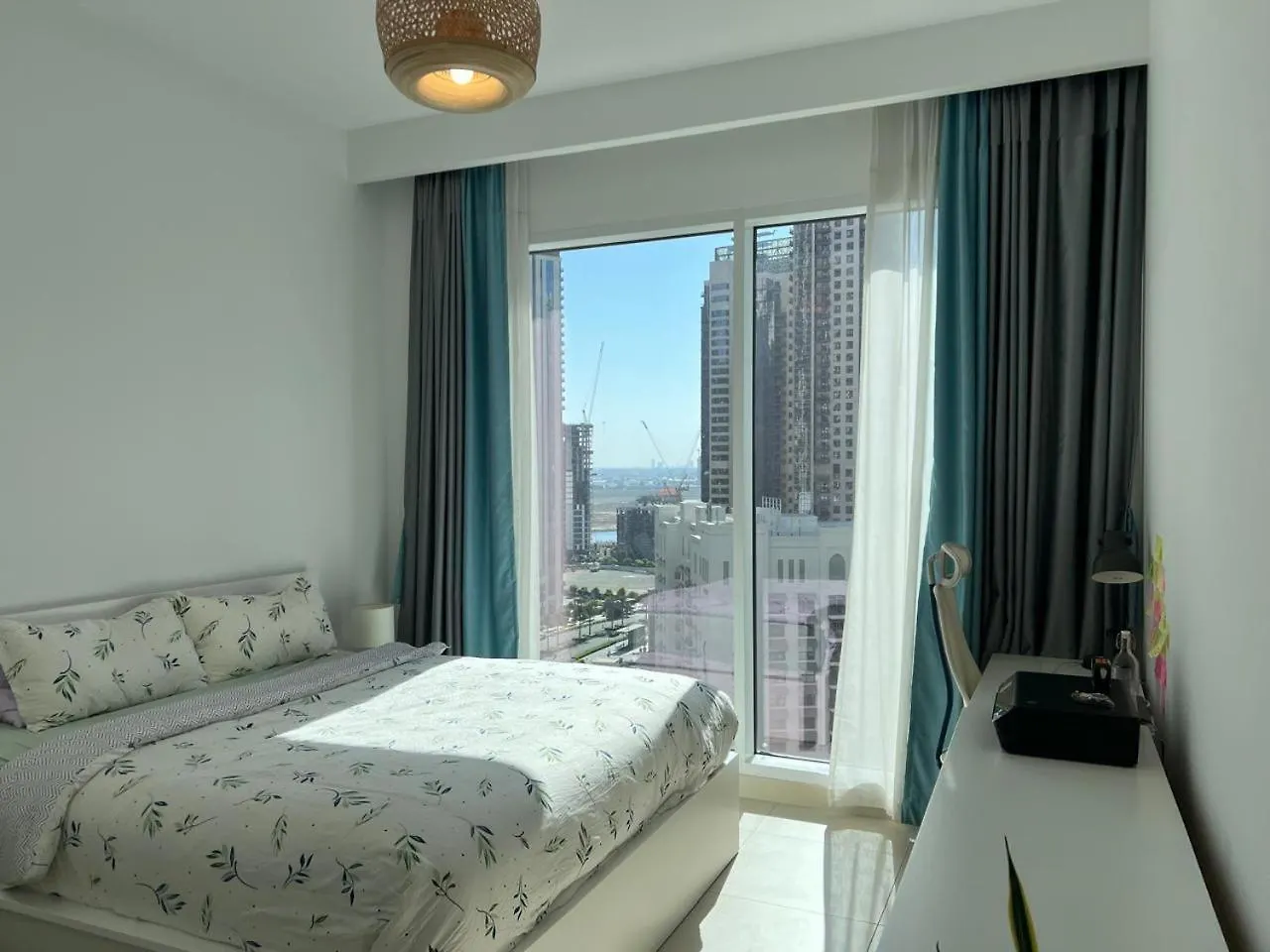 Coastal Charm - Fully Furnished 2-Bedroom Apartment With Spectacular Views By Petals Holiday Homes Dubai