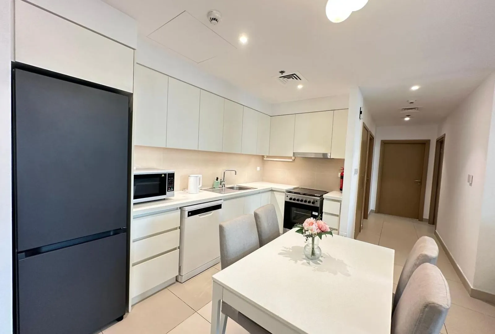 Coastal Charm - Fully Furnished 2-Bedroom Apartment With Spectacular Views By Petals Holiday Homes Dubai